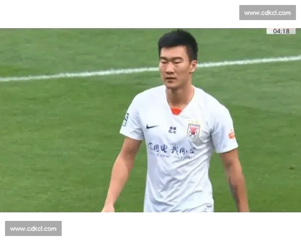 门柱惊魂！连云港队长补时任意球憾中门柱，铁血担当诠释领袖本色